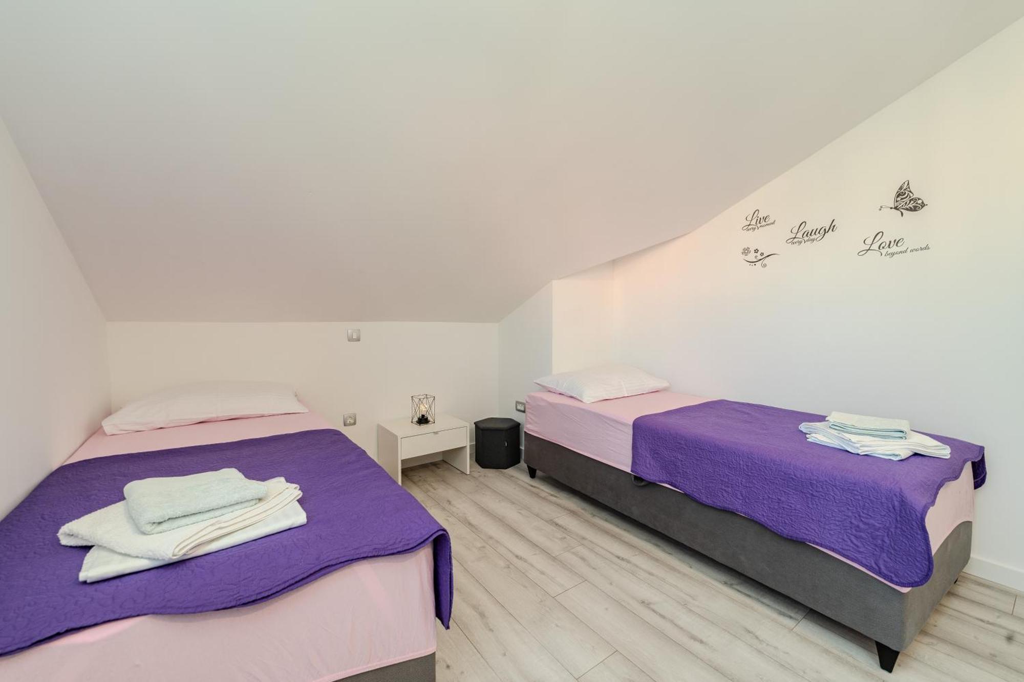 Dali II Apartment Новаля Екстериор снимка