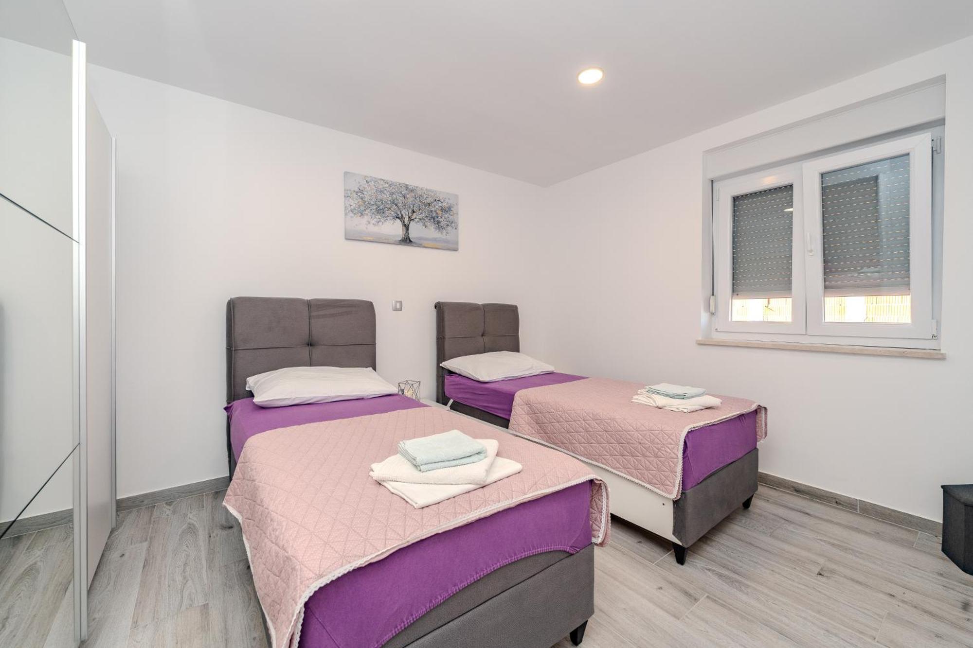 Dali II Apartment Новаля Екстериор снимка