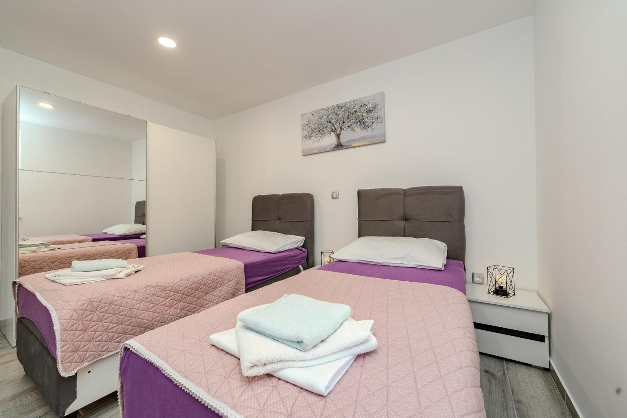 Dali II Apartment Новаля Екстериор снимка